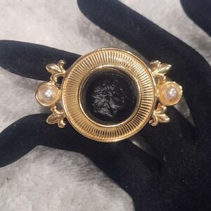 Vintage Vittorio Gold Tone Black Intaglio Cameo Faux Pearl‎ Fleur De Lis Brooch